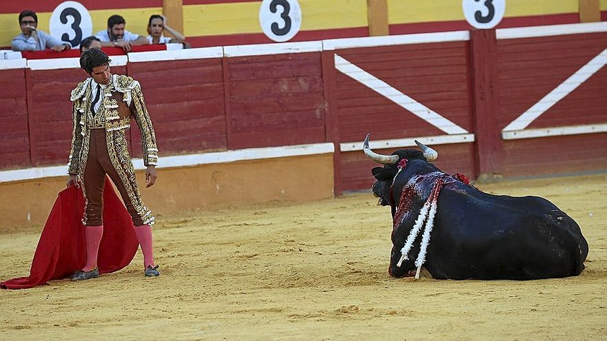 Cayetano Rivera no tuvo opciones ante el 5º toro, que se caía constantemente; lo mismo le ocurrió a ‘El Cordobés’ con el 4º.