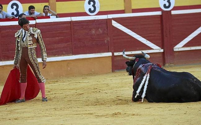 Cayetano Rivera no tuvo opciones ante el 5º toro, que se caía constantemente; lo mismo le ocurrió a ‘El Cordobés’ con el 4º.