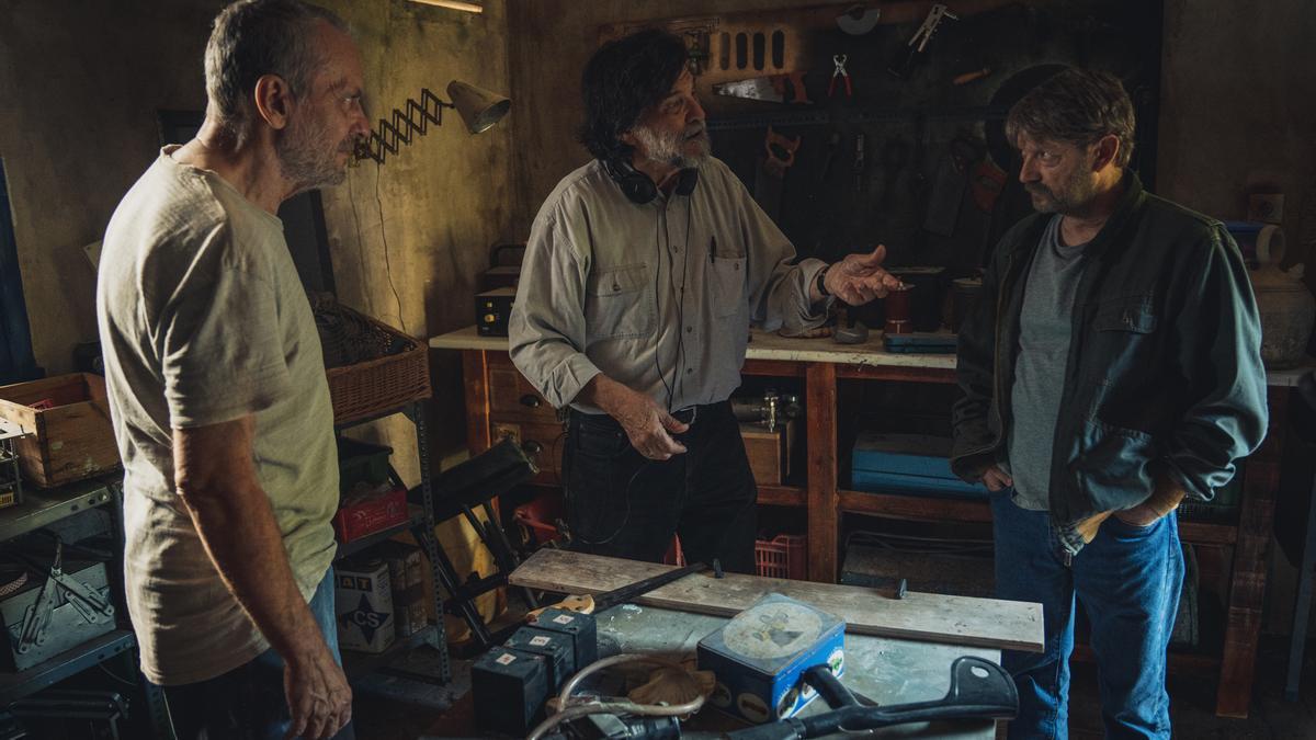 Jos&eacute; Coronado, V&iacute;ctor Erice y Manolo Solo, durante el rodaje de 'Cerrar los ojos'.