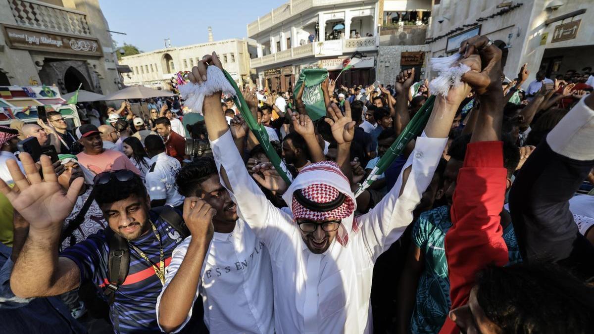 Aficionados de Arabia Saudí celebran la victoria ante Argentina en Doha.