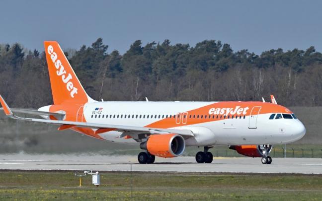 Un avi&oacute;n de EasyJet.