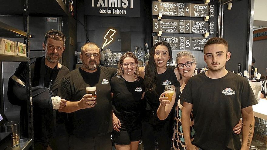 Luis Garc&iacute;a, &lsquo;Tete&rsquo;; Oskar Mart&iacute;nez, Leire Izquierdo, Jesie Gil, Naiara &Aacute;lvarez y Oier Mart&iacute;nez llevan la sala de m&aacute;quinas de la Tximist Azona Tabern. | FOTOS: BORJA GUERRERO