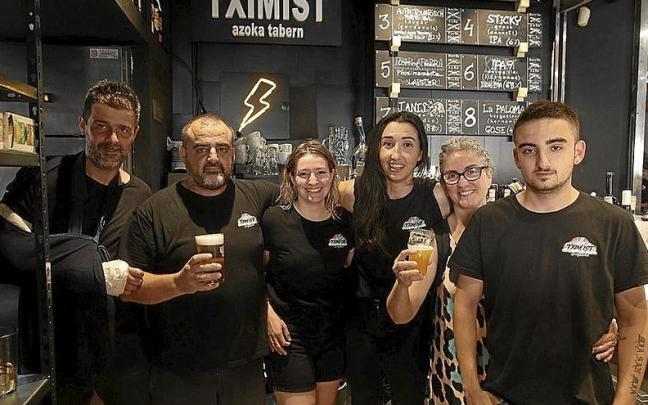 Luis García, ‘Tete’; Oskar Martínez, Leire Izquierdo, Jesie Gil, Naiara Álvarez y Oier Martínez llevan la sala de máquinas de la Tximist Azona Tabern. | FOTOS: BORJA GUERRERO Luis García, ‘Tete’; Oskar Martínez, Leire Izquierdo, Jesie Gil, Naiara Álvarez y Oier Martínez llevan la sala de máquinas de la Tximist Azona Tabern. | FOTOS: BORJA GUERRERO