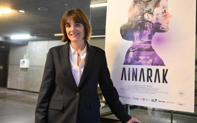 Anne Etchegoyen posa con el cartel promocional de la obra.