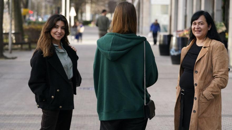 La adolescente ucraniana Irka, entre Nicole Bumiller y Ana Isabel Iglesias, del programa Berritze.