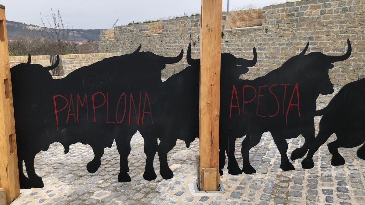 Los toros de Santo Domingo, con las pintadas que han aparecido este martes.