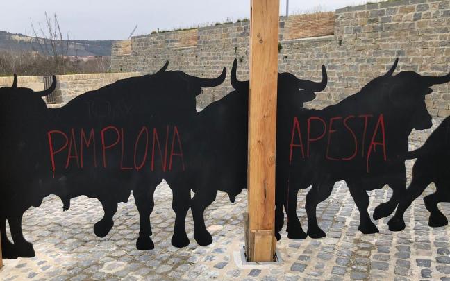 Los toros de Santo Domingo, con las pintadas que han aparecido este martes. Los toros de Santo Domingo, con las pintadas que han aparecido este martes.