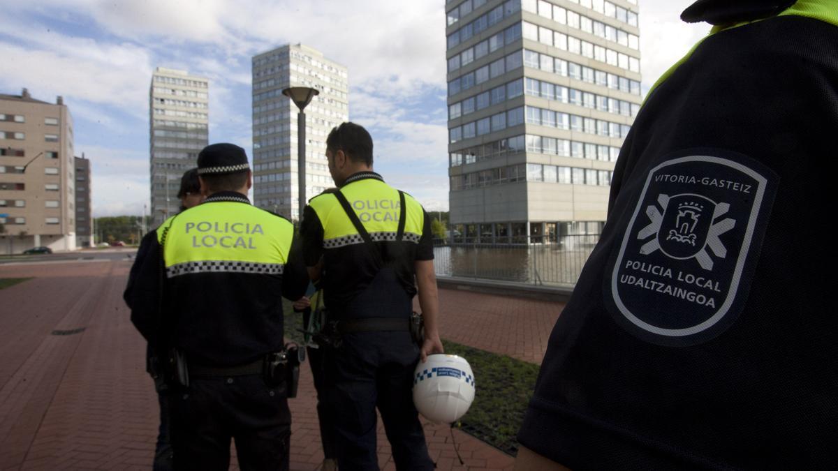 Agentes de la Policía Local patrullando por las calles de Vitoria