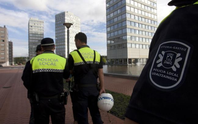 Agentes de la Policía Local patrullando por las calles de Vitoria Agentes de la Policía Local patrullando por las calles de Vitoria