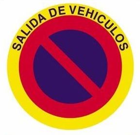 Señalización de vado que incluye la señal R-308, la cual impide aparcar pero no parar unos segundos.