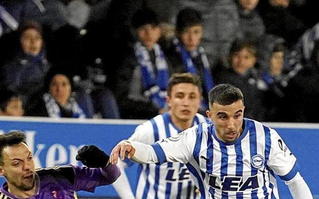 Rober, muy activo ayer, trata de eludir el marcaje de Óscar Plano. | FOTO: IÑIGO FORONDA