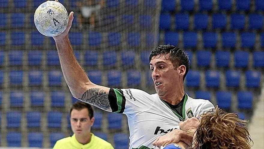 Nicolás Bonanno, fuertemente defendido, completó un gran partido ante el Club BM Cisne.