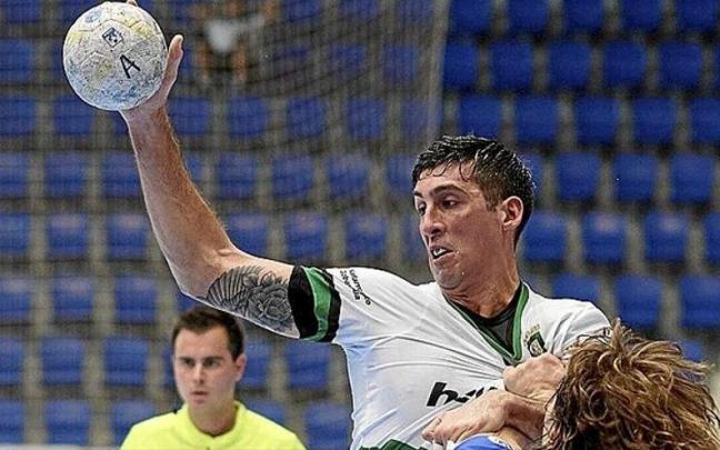 Nicolás Bonanno, fuertemente defendido, completó un gran partido ante el Club BM Cisne.