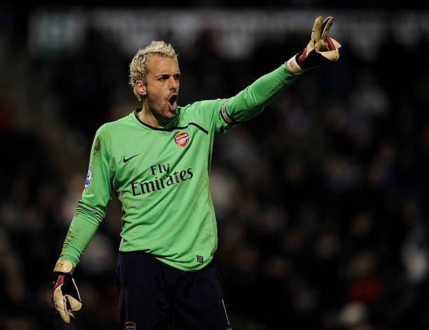 Manuel Almunia, con el brazalete de capitán del Arsenal.
