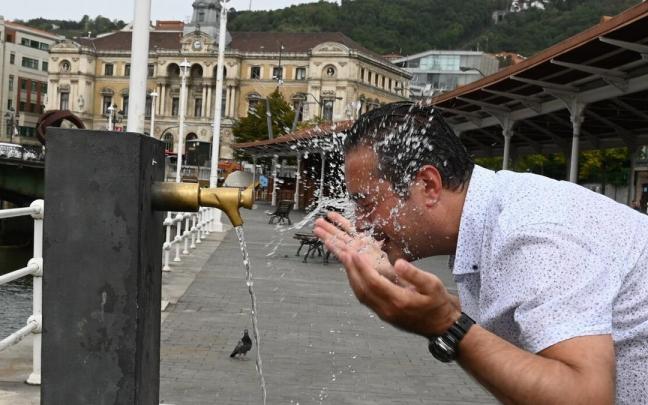 Un hombre se refresca en una fuente de Bilbao para sobrellevar la elevadas temperaturas que dejó el verano en Bizkaia. Un hombre se refresca en una fuente de Bilbao para sobrellevar la elevadas temperaturas que dejó el verano en Bizkaia.