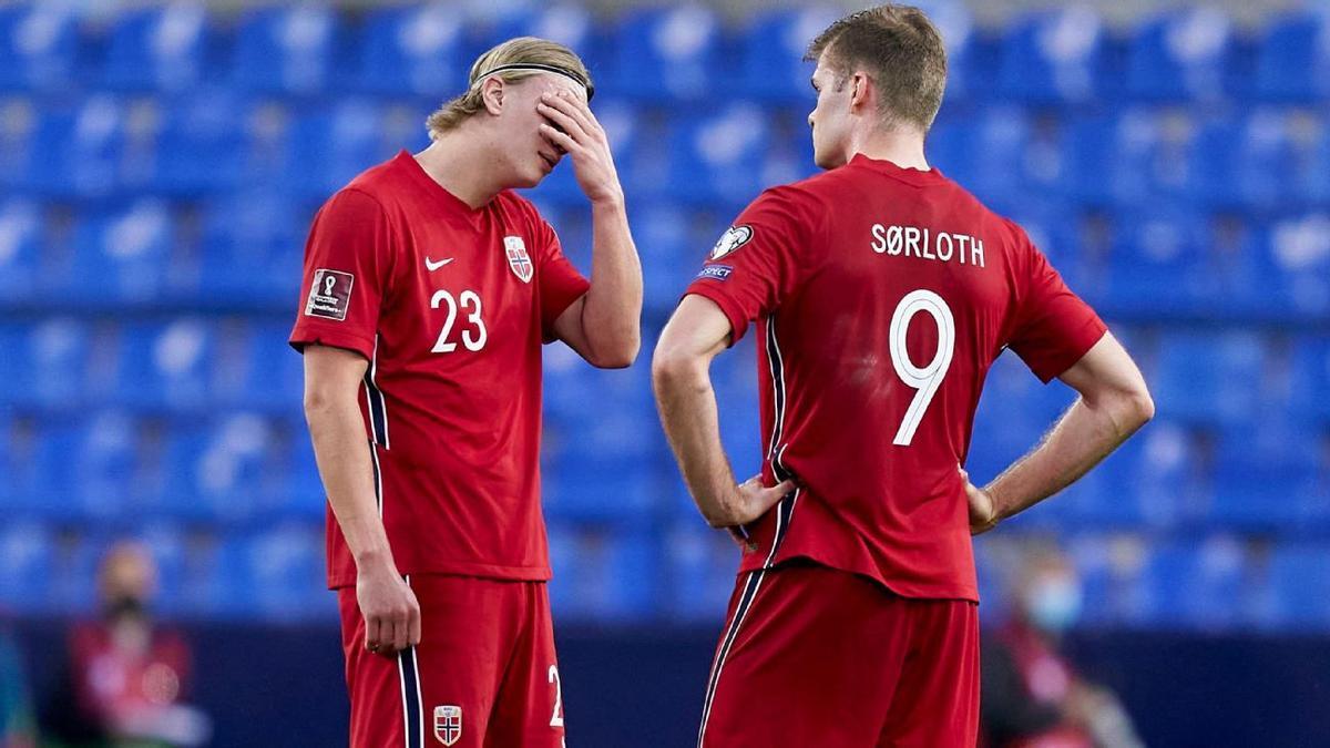 Sorloth y Haaland se lamentan tras recibir un gol con Noruega.