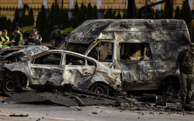 Estado en el que han quedado varios vehículos por los bombardeos rusos.