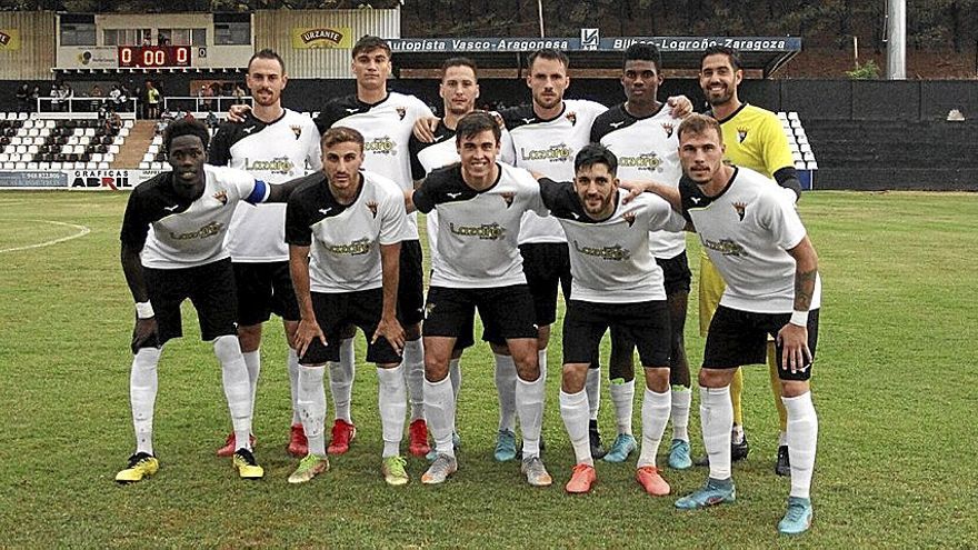 El once titular del Tudelano posa antes del partido de Copa RFEF ante la Peña Sport. | FOTO: J.A. MARTÍNEZ