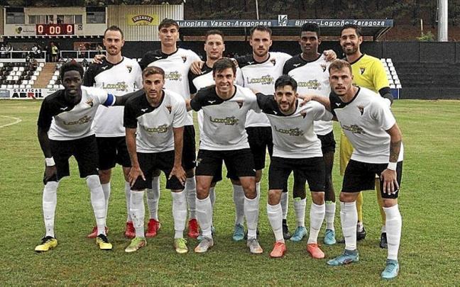 El once titular del Tudelano posa antes del partido de Copa RFEF ante la Peña Sport. | FOTO: J.A. MARTÍNEZ