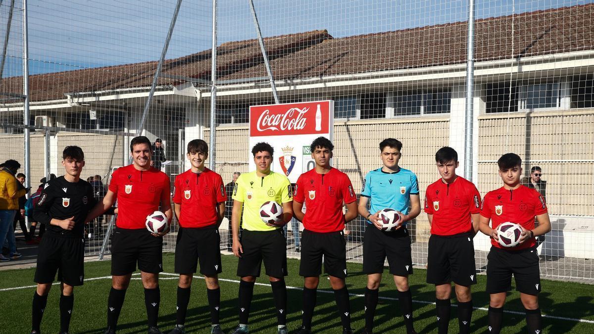 Los árbitros Lucas Earsman, Ignacio Larrea, Álvaro Fernández de Arcaya, Wallid Habar, Reda Koutib, Anartz López, Iván Plaza y Carlos Ram, en Tajonar.