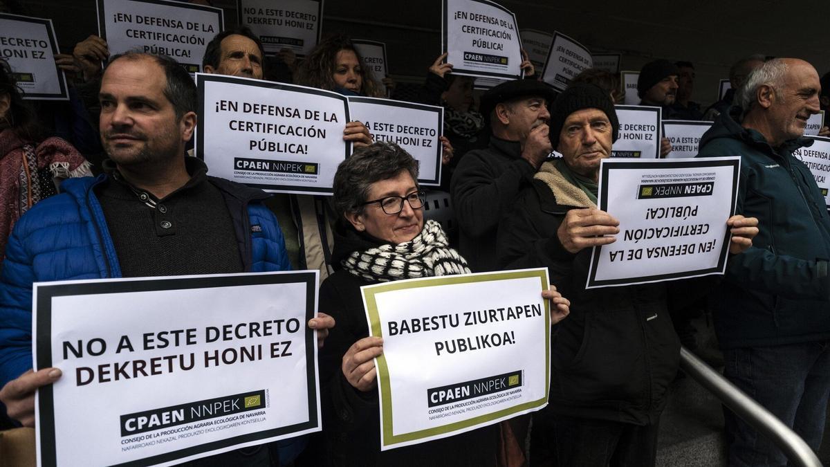 Protesta de CPAEN enfrente de la sede del departamento de Desarrollo Rural y Medio Ambiente.