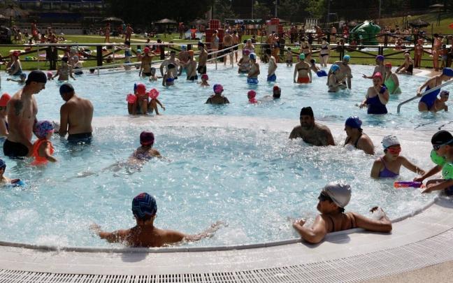 Gasteiz intenta refrescarse a base de chapuzones