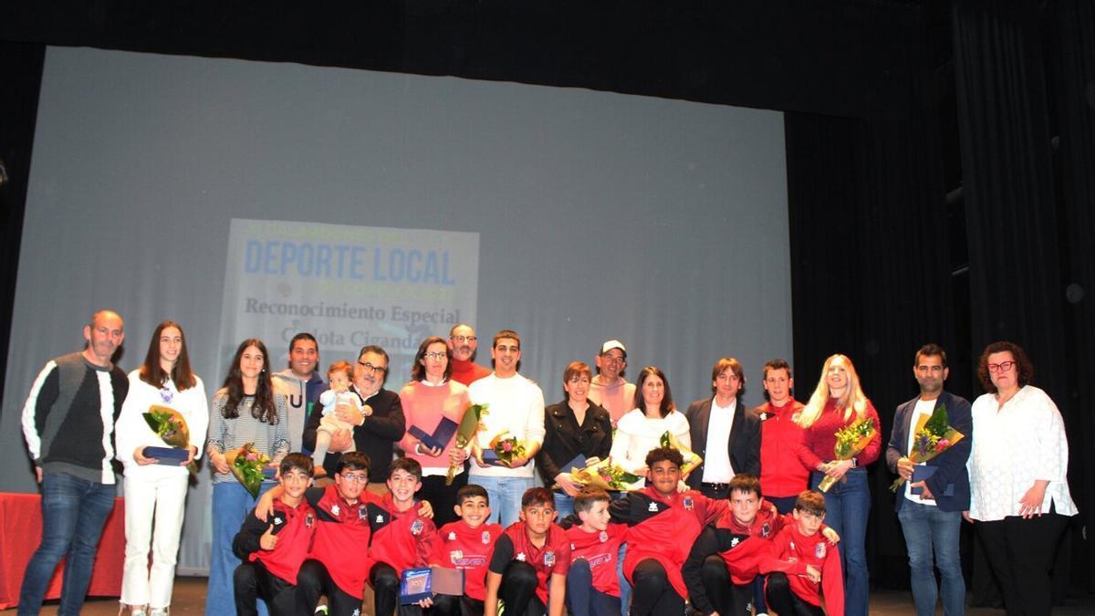 Todos los ganadores y homenajeados posaron juntos al final de la gala