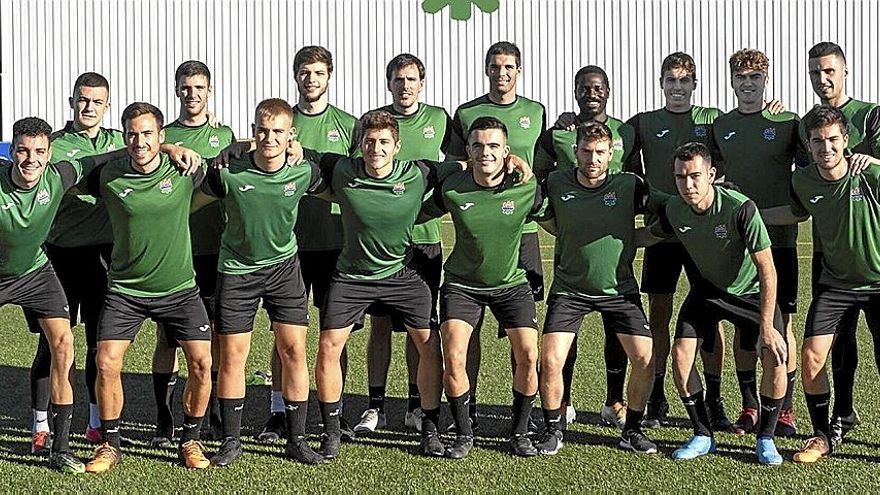 La plantilla del San Juan posa antes de un entrenamiento de pretemporada. | FOTO: IBAN AGUINAGA