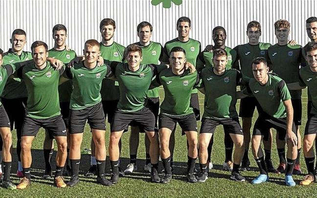 La plantilla del San Juan posa antes de un entrenamiento de pretemporada. | FOTO: IBAN AGUINAGA