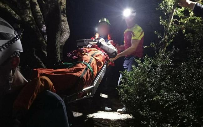 Bomberos trasladan al escalador. Bomberos trasladan al escalador.