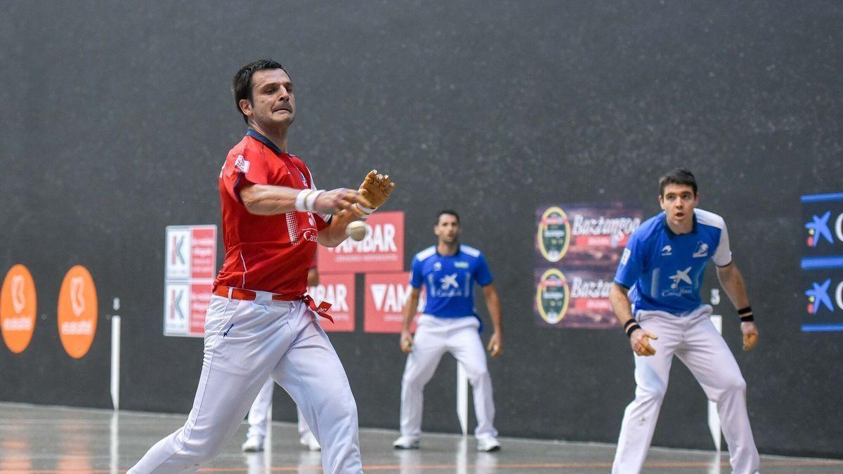 Danel Elezkano golpea la pelota, ayer en Lekeitio, ante un atento Irribarria.