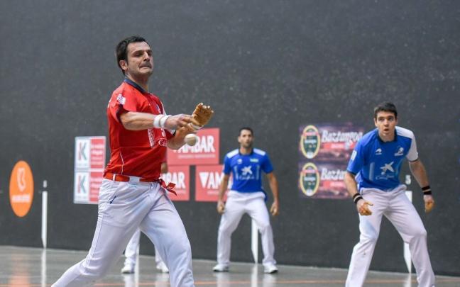 Danel Elezkano golpea la pelota, ayer en Lekeitio, ante un atento Irribarria.