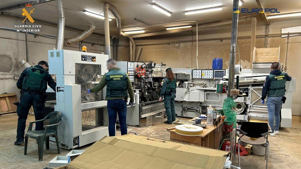 La Guardia Civil ha desmantelado tres fábricas de tabaco ilegal en Logroño, Valencia y Sevilla