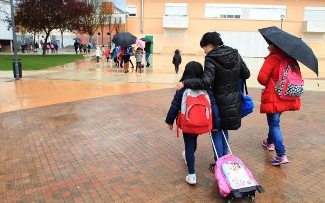 Niños y niñas, en las inmediaciones de un colegio navarro Niños y niñas, en las inmediaciones de un colegio navarro