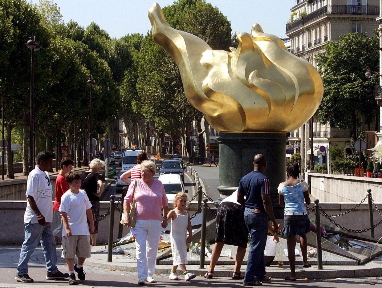 La Llama de la Libertad, monumento conmemorativo no oficial de la muerte de Diana de Gales sobre el Puente del Alma, en París.