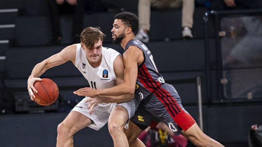 Kotsar trata de superar la defensa de Darius Thompson durante un partido de la pasada Eurocup