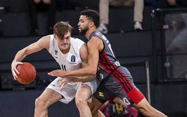 Kotsar trata de superar la defensa de Darius Thompson durante un partido de la pasada Eurocup