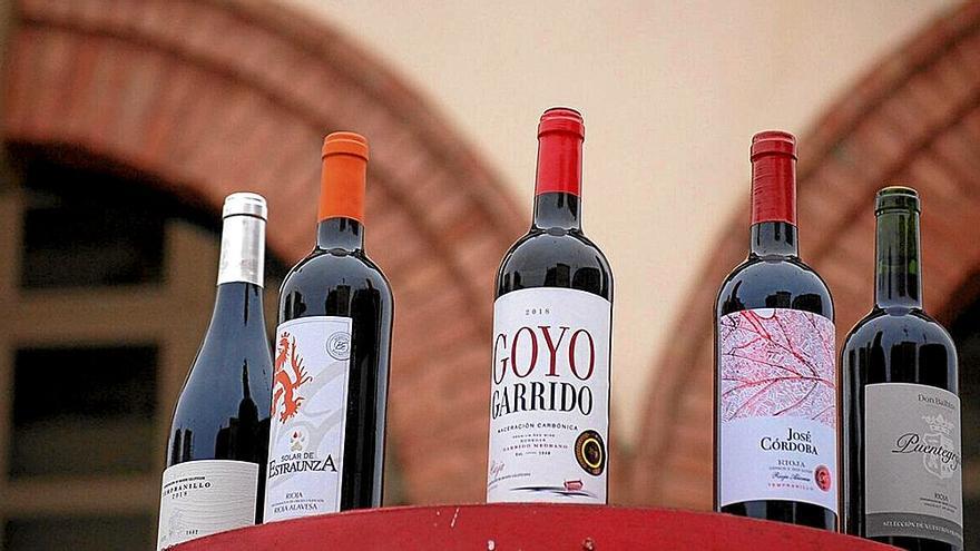 Botellas de vino de Rioja Alavesa durante la celebración de una edición pasada del Uztaberri Eguna.