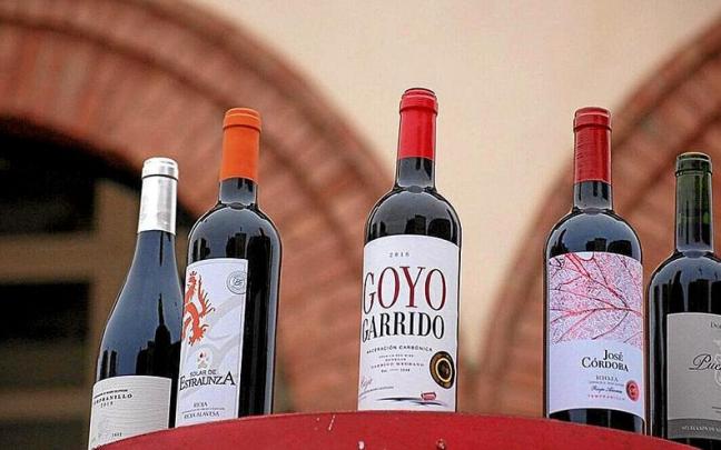 Botellas de vino de Rioja Alavesa durante la celebraci&oacute;n de una edici&oacute;n pasada del Uztaberri Eguna.