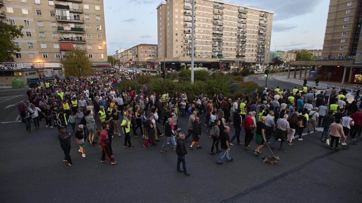 Manifestación vecinal contra la decisión del Ayuntamiento de no soterrar la rotonda de la avenida San Jorge con avenida Navarra.