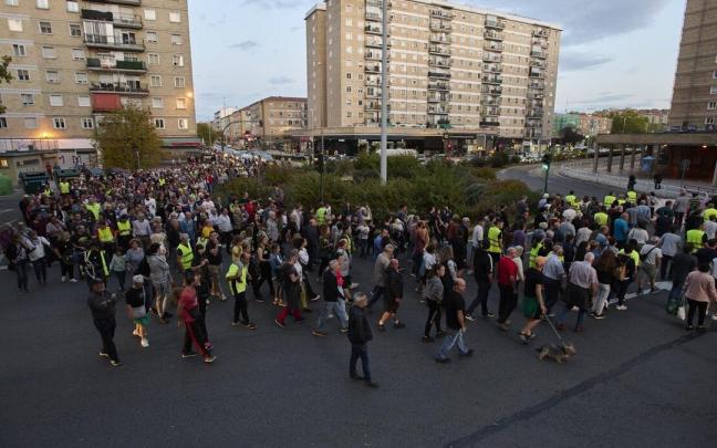 Manifestación vecinal contra la decisión del Ayuntamiento de no soterrar la rotonda de la avenida San Jorge con avenida Navarra.
