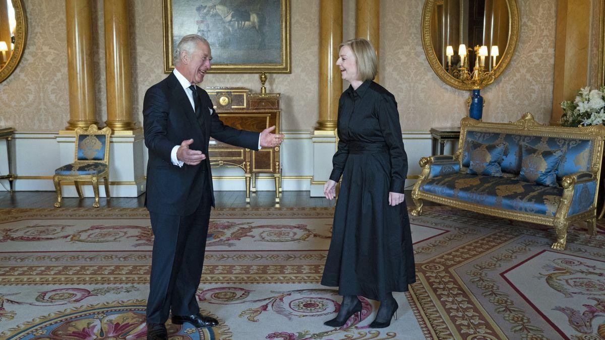 El rey Carlos III junto a la primera ministra británica, Liz Truss, en Buckingham Palace