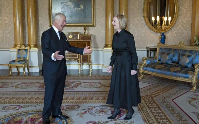 El rey Carlos III junto a la primera ministra británica, Liz Truss, en Buckingham Palace