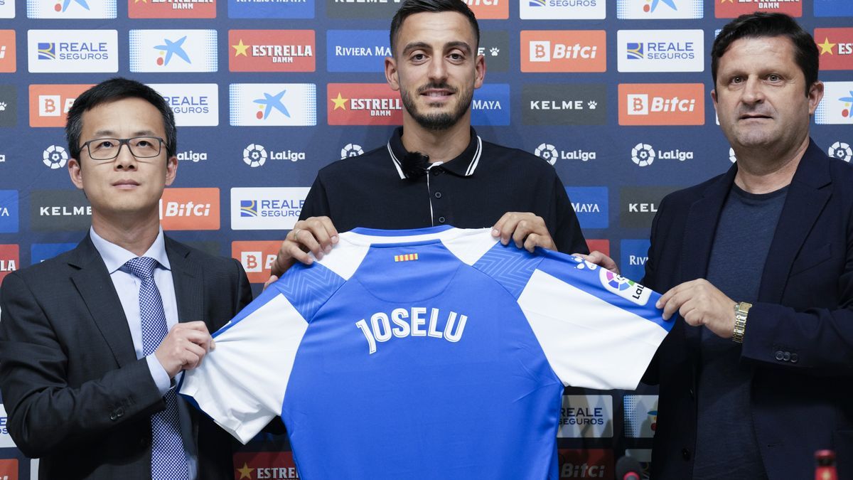 Joselu Mato, junto al consejero delegado del Espanyol, Mao Ye, y el director deportivo, Domingo Catoira