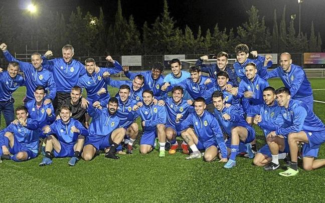 La plantilla del Cirbonero posa antes del entrenamiento del jueves en el Municipal Ombatillo.