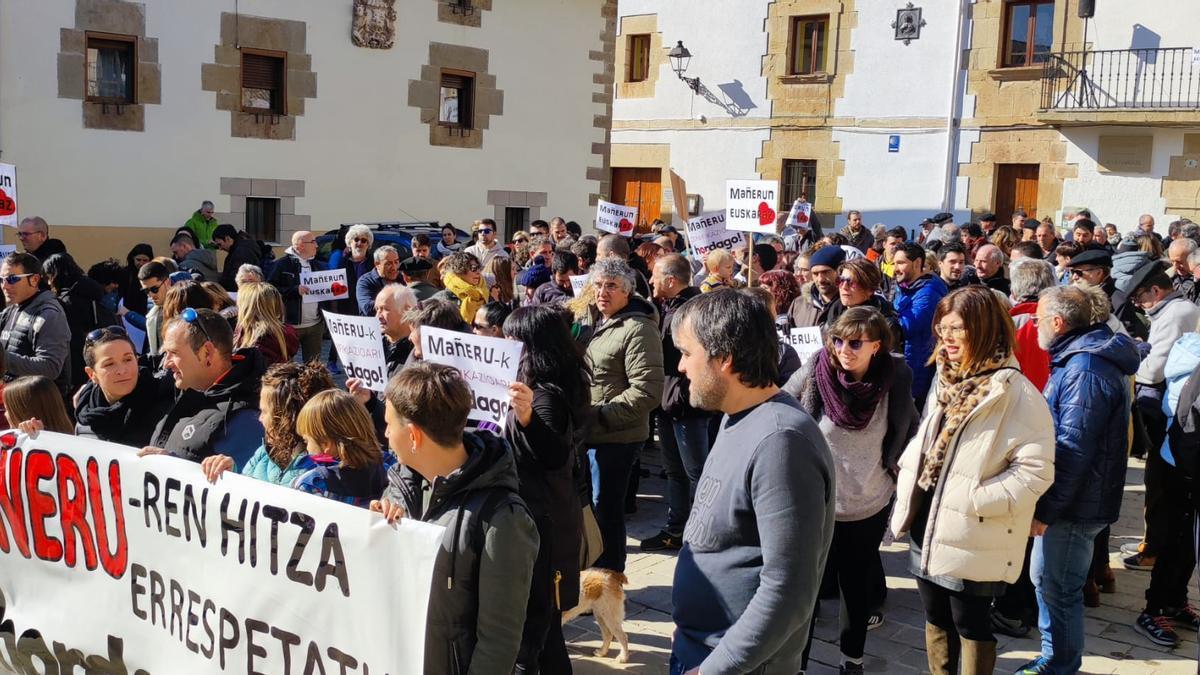 Manifestación en Mañeru a favor del euskera.