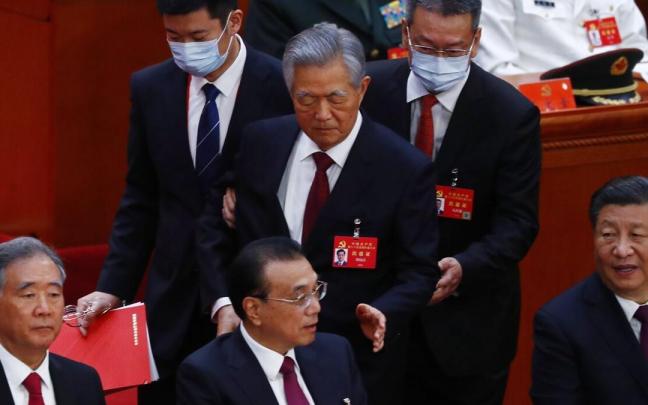Hu Jintao es invitado a abandonar la Mesa de la Presidencia del XX Congreso del Partido.