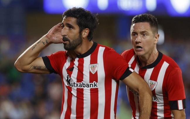 Ra&uacute;l Garc&iacute;a y Ander Herrera celebran el gol del navarro.