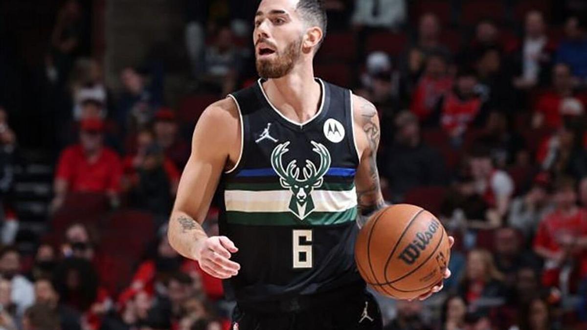 Luca Vildoza controla el balón en un amistoso con los Bucks