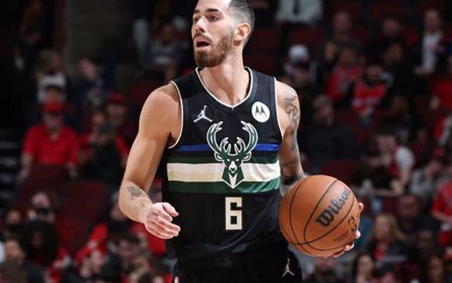 Luca Vildoza controla el balón en un amistoso con los Bucks Luca Vildoza controla el balón en un amistoso con los Bucks